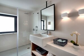 Een douche, een haardroger, handdoeken, zeep