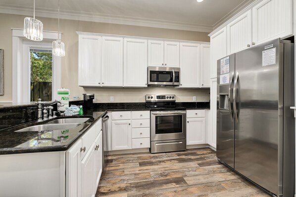 ثلاجة، ميكروويف، فرن، موقد طهي مسطح