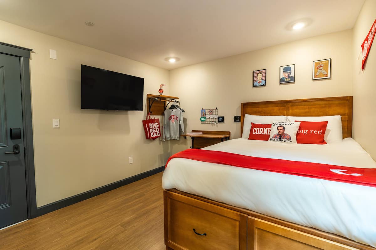 Sophomore Queen | In-room safe, desk, blackout drapes, free WiFi