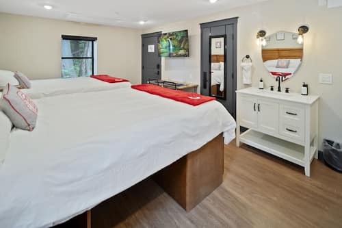 Habitación cuádruple Deluxe | Caja fuerte, escritorio, cortinas opacas y wifi gratis