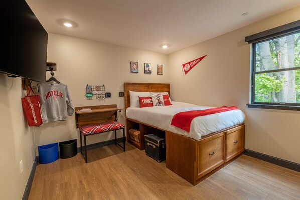Sophomore Queen | In-room safe, desk, blackout drapes, free WiFi - The Dorm Hotel (Ithaca)