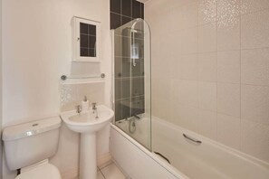 Badekar, hårføner, håndklær og såpe