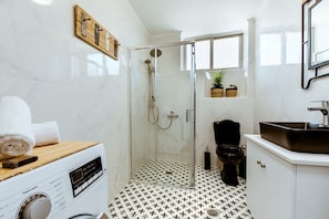 Dusche, Haartrockner, Handtücher
