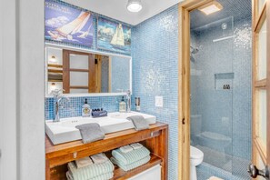 Een douche, gratis toiletartikelen, een haardroger, handdoeken