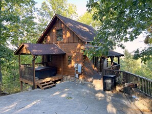 Exterior - Love Shack honeymoon cabin that is stairway to the stars! (Sevierville)