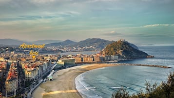 Ubicación cercana a la playa, tumbonas y toallas de playa