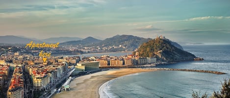 Beach | Beach nearby, sun-loungers, beach towels