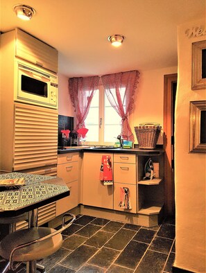 Kühlschrank, Mikrowelle, Herdplatte, Wasserkocher mit Kaffee-/Teezubehör