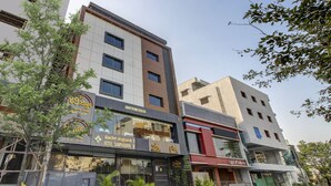 Ein mehrgeschossiges Gebäude mit einem Restaurant namens "The Bistro" und einem Hotel namens "Hotel Sampradaya".