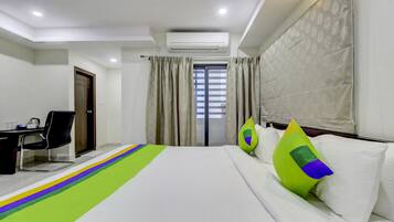 Escritorio, tabla de planchar con plancha, wifi gratis y ropa de cama