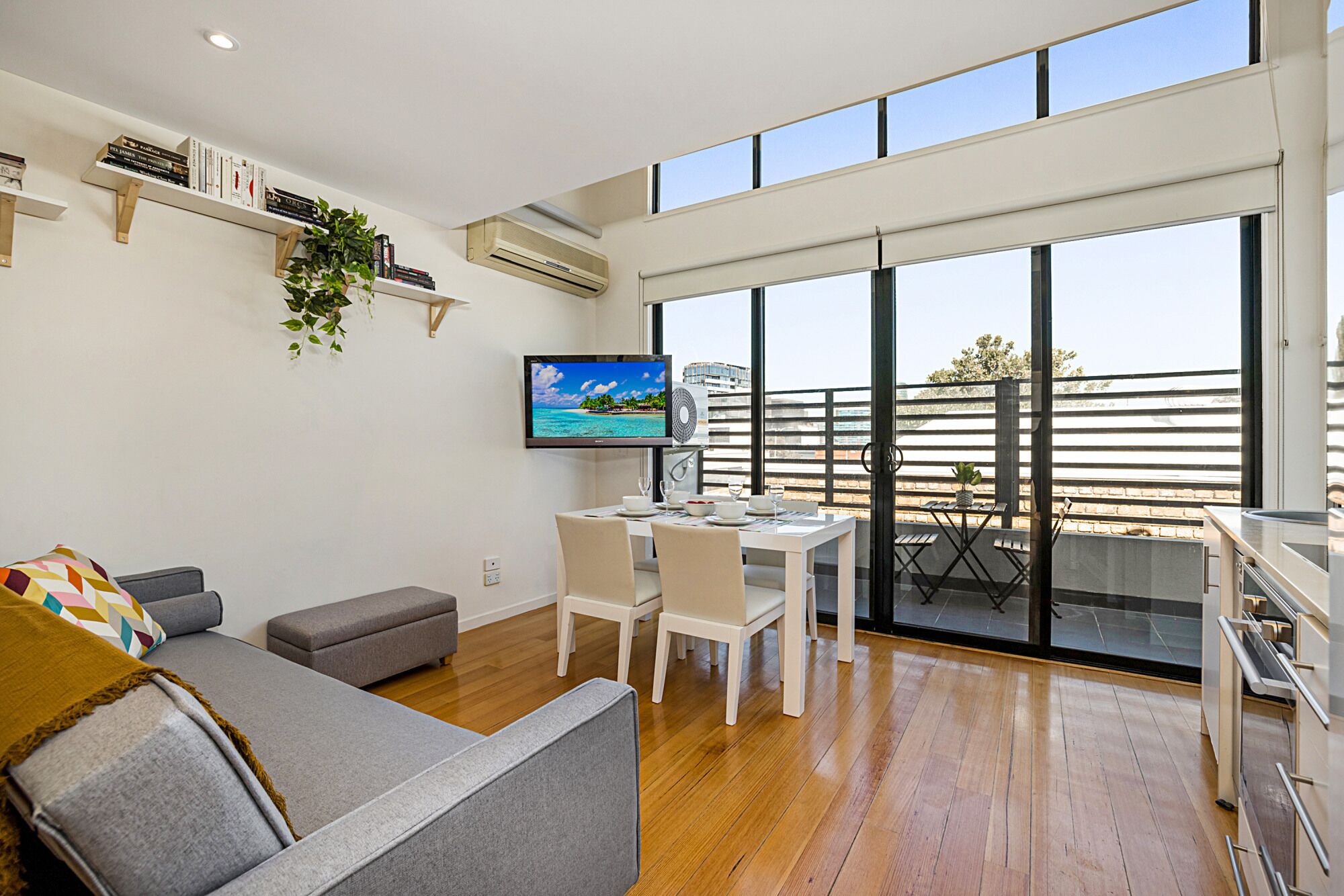 Stylish Loft with Balcony near Errol St Dining