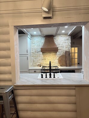 Fridge, microwave, oven, stovetop - Summer specials - Five Bears in Big Canoe offers 6 beds, 3.5 baths, 8 guests (Jasper)