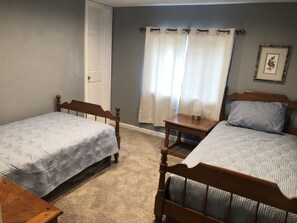 7 chambres, fer et planche à repasser, lit de bébé portatif