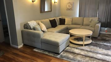 Una Smart TV, una mesa de tenis de mesa