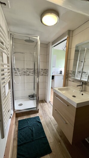 Douche, sĂšche-cheveux, papier toilette