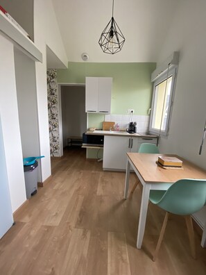 Een koelkast, een microgolfoven, een kookplaat