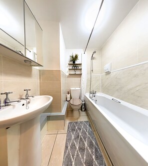 City Apartment | Bathroom | Combined shower/tub, free toiletries, hair dryer, towels - 2 bedroom Central Flat with Parking (Liverpool)