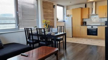 Leilighet – city | Oppholdsområde | En 32-tommers Flatskjerm-TV med digitale kanaler samt TV