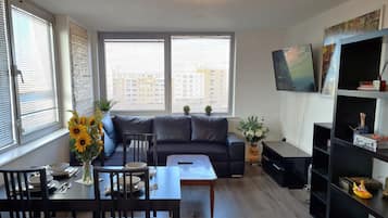 Leilighet – city | Oppholdsområde | En 32-tommers Flatskjerm-TV med digitale kanaler samt TV