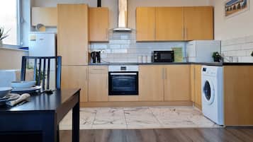 City Apartment | Private kitchen | Fridge, microwave, oven, stovetop