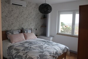 3 slaapkamers, een strijkplank/strijkijzer, reisbedje, beddengoed