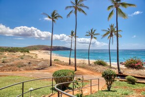 On the beach - Oceanfront Cottage on Kepuhi Beach w/ Ocean View, WiFi, Laundry & Shared Pool (Maunaloa)