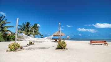 Accommodatie ligt op het strand, ligstoelen, strandlakens