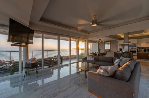 Beachfront Punta Plata Penthouse in Bucerías – 2-Level, 3 Bedroom / 3.5 Bathroom<br>Modern and newly remodeled penthouse with stunning ocean views, two private jacuzzis, and access to a common pool. A spacious, stylish beachfront in Bucerias