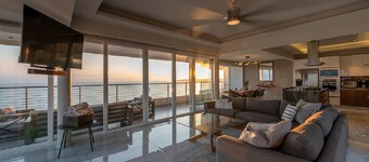 Beachfront Punta Plata Penthouse in Bucerías – 2-Level, 3 Bedroom / 3.5 Bathroom<br>Modern and newly remodeled penthouse with stunning ocean views, two private jacuzzis, and access to a common pool. A spacious, stylish beachfront in Bucerias