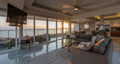 Beachfront Punta Plata Penthouse in Bucerías – 2-Level, 3 Bedroom / 3.5 Bathroom<br>Modern and newly remodeled penthouse with stunning ocean views, two private jacuzzis, and access to a common pool. A spacious, stylish beachfront in Bucerias