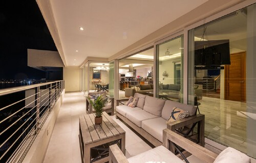Beachfront Punta Plata Penthouse in Bucerías – 2-Level, 3 Bedroom / 3.5 Bathroom<br>Modern and newly remodeled penthouse with stunning ocean views, two private jacuzzis, and access to a common pool. A spacious, stylish beachfront in Bucerias