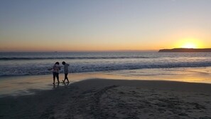 Beach nearby, sun-loungers, beach towels - Indulge in Paradise at Coronado Beach Resort : Min 7 day -Sunday to Sunday (Coronado)