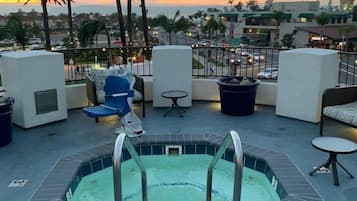 Tina de hidromasaje al aire libre