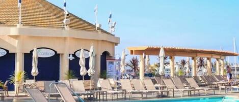 Alberca al aire libre y alberca climatizada