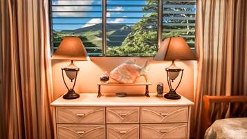 2 bedrooms, iron/ironing board, internet, bed sheets