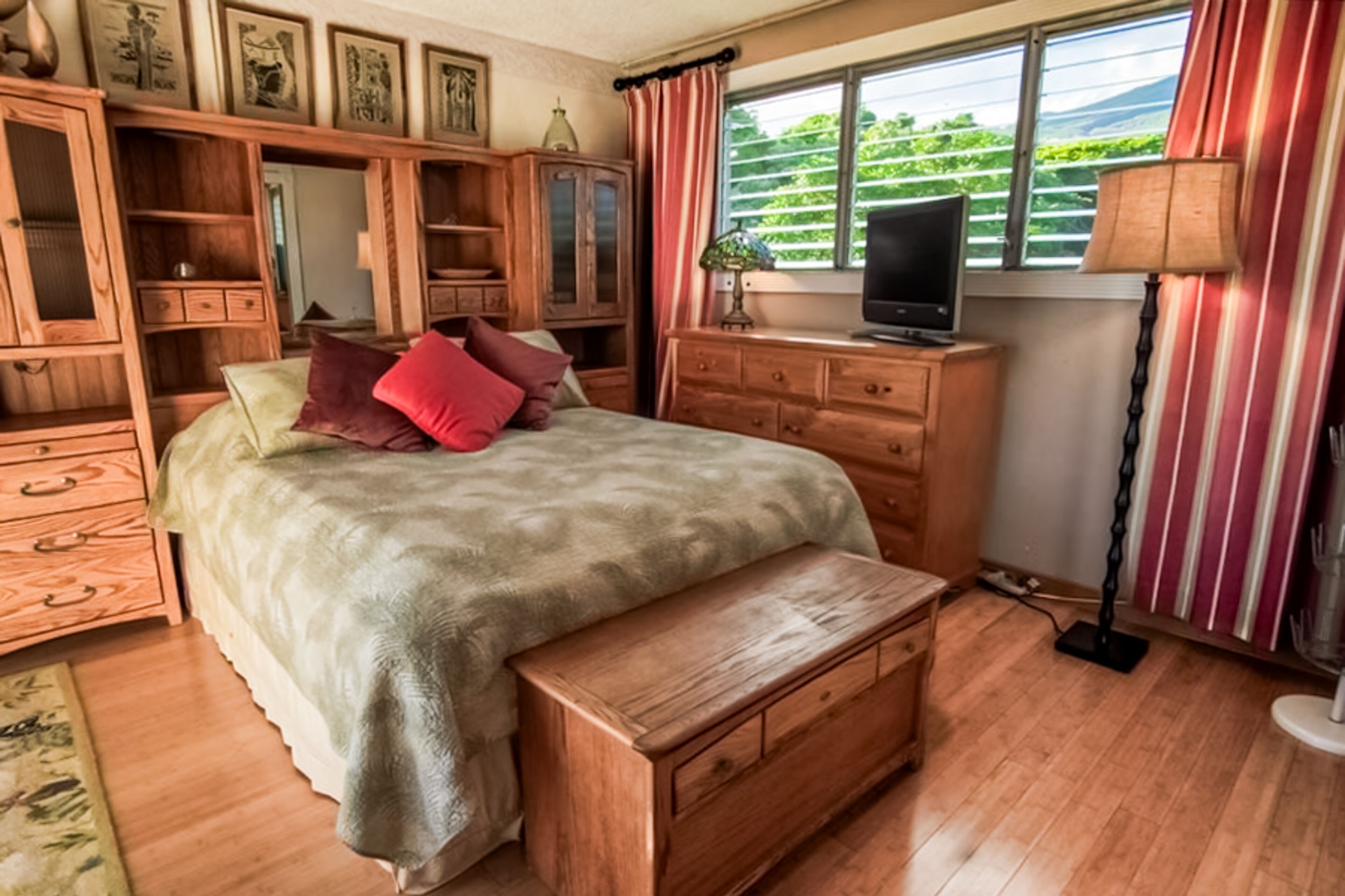 2 bedrooms, iron/ironing board, internet, bed sheets