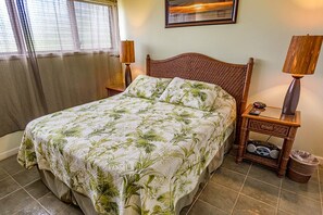 1 bedroom, WiFi, bed sheets - Nicely remodeled condo with ocean views, WiFi, outdoor pool & grills (Kaunakakai)