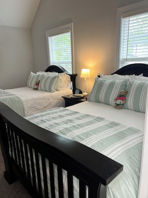 6 bedrooms, desk, iron/ironing board, free WiFi - Home Away from Home (Evans)