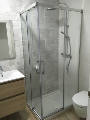 Secadora de cabello, toallas, jabón, shampoo 