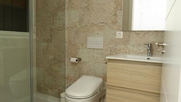 Hiustenkuivaaja, pyyhkeet, saippua, sampoo