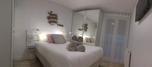 4 bedrooms, iron/ironing board, WiFi, bed sheets