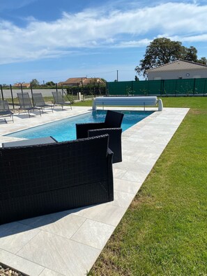 Una piscina al aire libre, una piscina climatizada