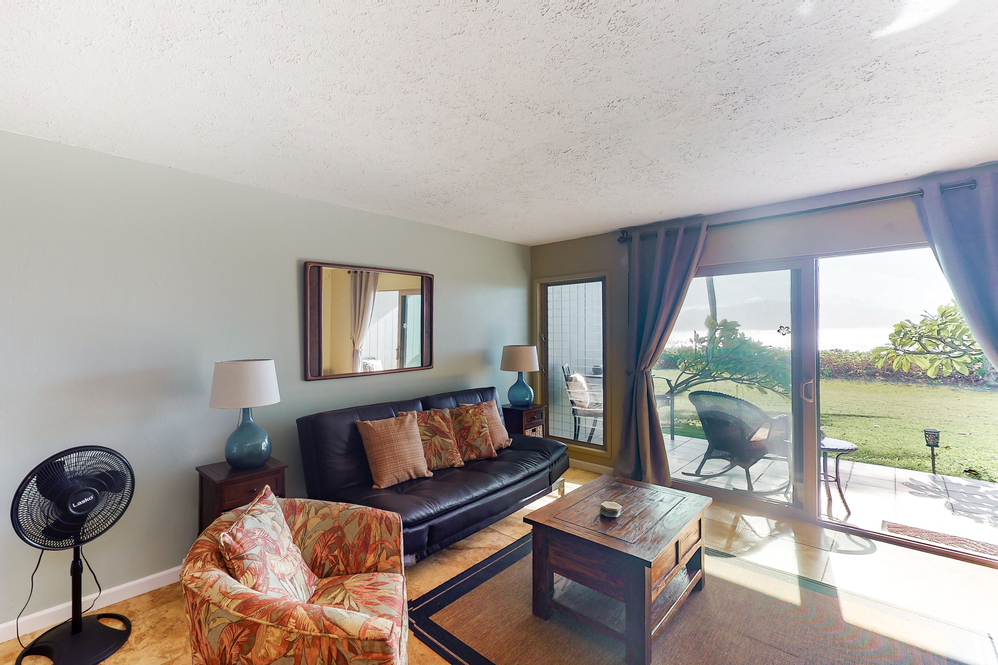 Lovely Oceanfront Tropical Home w/Shared Pool, Free WiFi, Water Views, Lanai