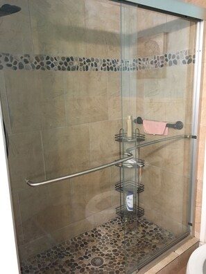 Badewanne, Haartrockner, Handtücher, Toilettenpapier