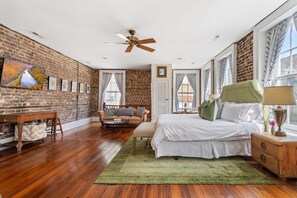 2 habitaciones, tabla de planchar con plancha, cuna de viaje y wifi 