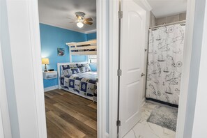 2 bedrooms, iron/ironing board, free WiFi, bed sheets