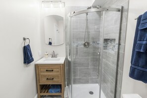 Ensemble douche/baignoire, sĂšche-cheveux, serviettes fournies