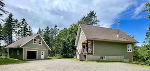 Two detached houses with separate garages, surrounded by a forested area. - Le Rivat – Chalet for 12 guests + 2 children (Saint-Gabriel-de-Valcartier)