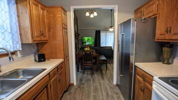 Réfrigérateur, micro-ondes, plaque de cuisson, lave-vaisselle