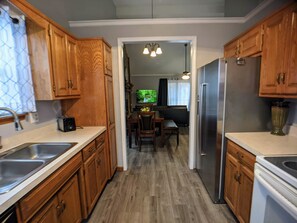 Kühlschrank, Mikrowelle, Herdplatte, Geschirrspüler